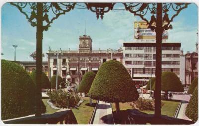 Tarjeta postal a color del Jardín Principal y la Casa Municipal en 1971