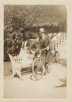 Hombre sobre bicicleta en el Jardín Principal 