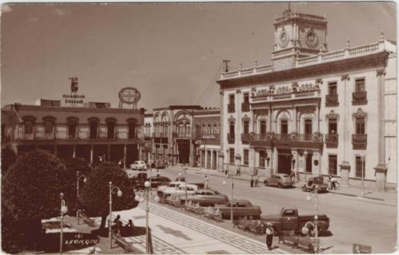 Tarjeta postal en color sepia de León Guanajuato (Ca. 1960)