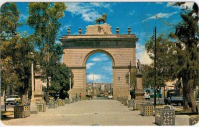 Tarjeta postal a color del Arco de la Calzada