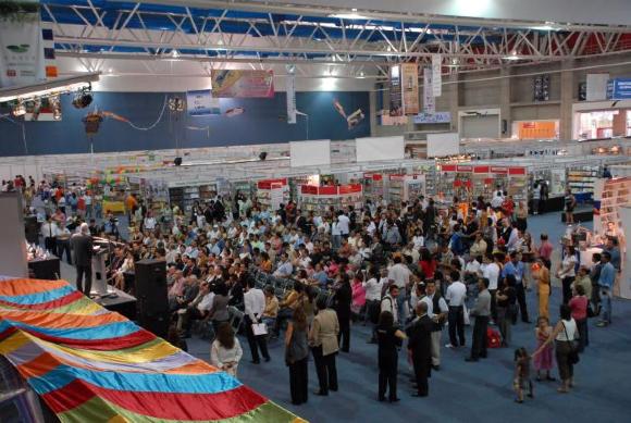 Asistentes a la ceremonia de inauguración de la Feria Nacional del Libro en León de 2008

