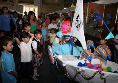 Actríz de la exposición interactiva “Personas, palabras y personajes” recorre los pasillos de la Feria Nacional del Libro de León