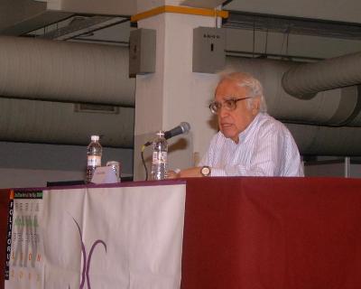 Carlos Monsiváis en la charla: 'Notas sobre la invasión' durante la XIV Feria Nacional del Libro

