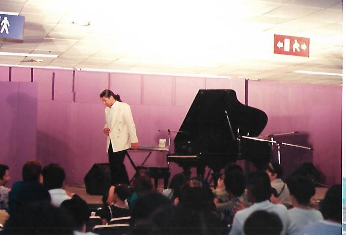 IX Feria Nacional del Libro Infantil y Juvenil de León; El pianista Ángel Rodríguez presentó el recital “Papalote de estrellas”.
