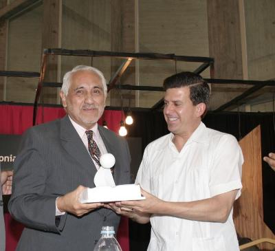 Fernando Macotela recibe un reconocimiento por su labor de fomento a la lectura