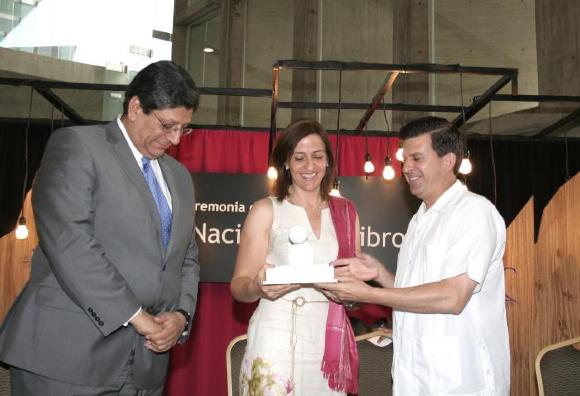 Entrega de reconocimiento a  Alicia Escobar Latapí durante la FeNal de 2010 