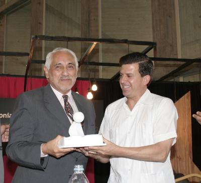 Fernando Macotela recibe un reconocimiento por su labor de fomento a la lectura 
