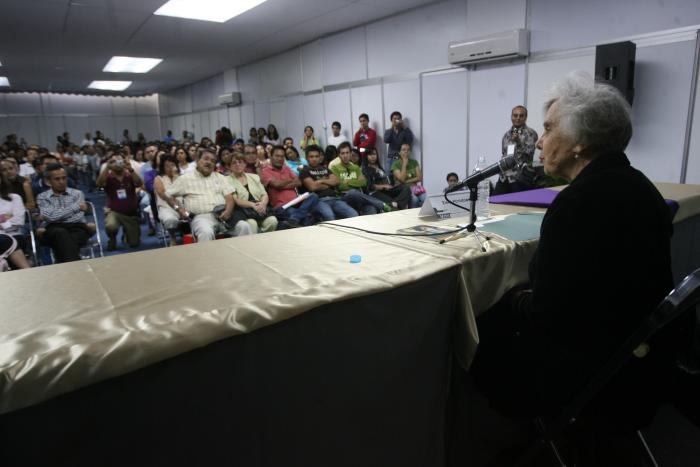 Charla con Elena Poniatowska en la Feria Nacional del Libro de León, 2010 
 