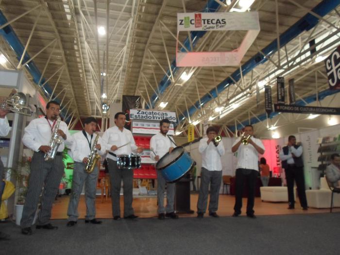 XXIII Feria Nacional del Libro. Recorrido de la FeNaL 2012  acompañado por el auténtico tamborazo zacatecano